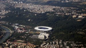 Il ladro dell'Olimpico: rompe i finestrini delle auto e le svaligia durante le partite