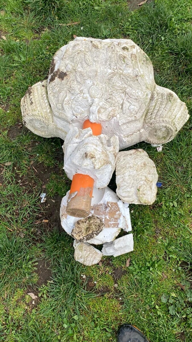 Nuovamente distrutta la statua di Simon Bolivar. E il municipio lavora alla sicurezza del parco