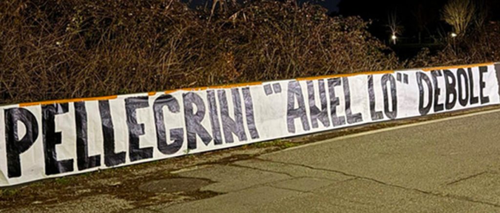 "Pellegrini anello debole": lo striscione contro il capitano della Roma