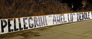 "Pellegrini anello debole": lo striscione contro il capitano della Roma