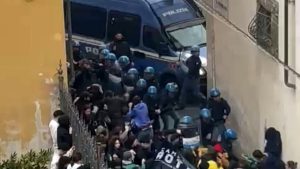 Gli studenti di Roma oggi in piazza "contro le manganellate". Blindata la zona attorno al Viminale