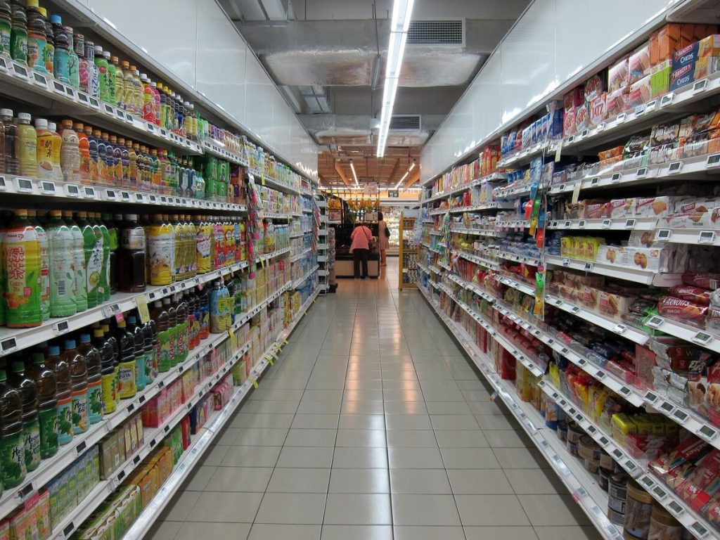 Banda di ladri al supermercato colpisce a bastonate il vigilante che li scopre