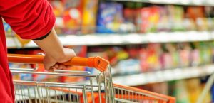 Derubata mentre fa spesa al supermercato: sparito il portafoglio dallo zaino