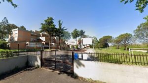 Una piscina chiusa e classi inagibili: la scuola di Vitinia "ostaggio" della burocrazia