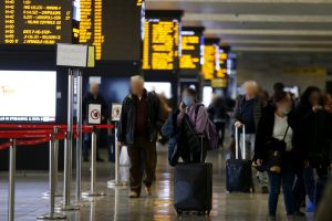 Termini: non possono accedere ai binari senza biglietto e picchiano i vigilantes in stazione