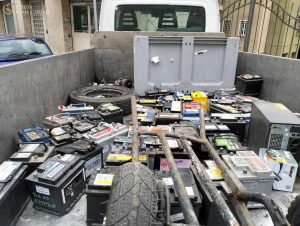Rifiuti pericolosi: trasporta abusivamente 50 batterie per auto sul furgone