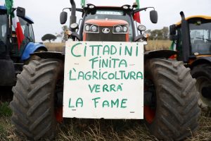 Trattori a Roma, città circondata. Gli agricoltori pronti alla marcia: "Vogliamo sfilare al centro"