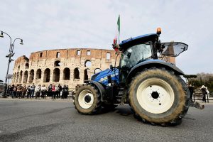 Trattori, al Colosseo un mini corteo. Stasera sul raccordo anulare attesa protesta più ampia