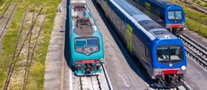 Auto incastrata sui binari travolta dal treno, la conducente si salva poco prima