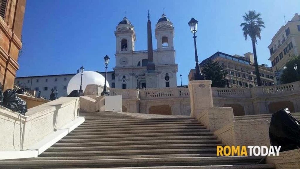 Il Tar conferma: "Vietato sedersi sulla scalinata di Trinità dei Monti"
