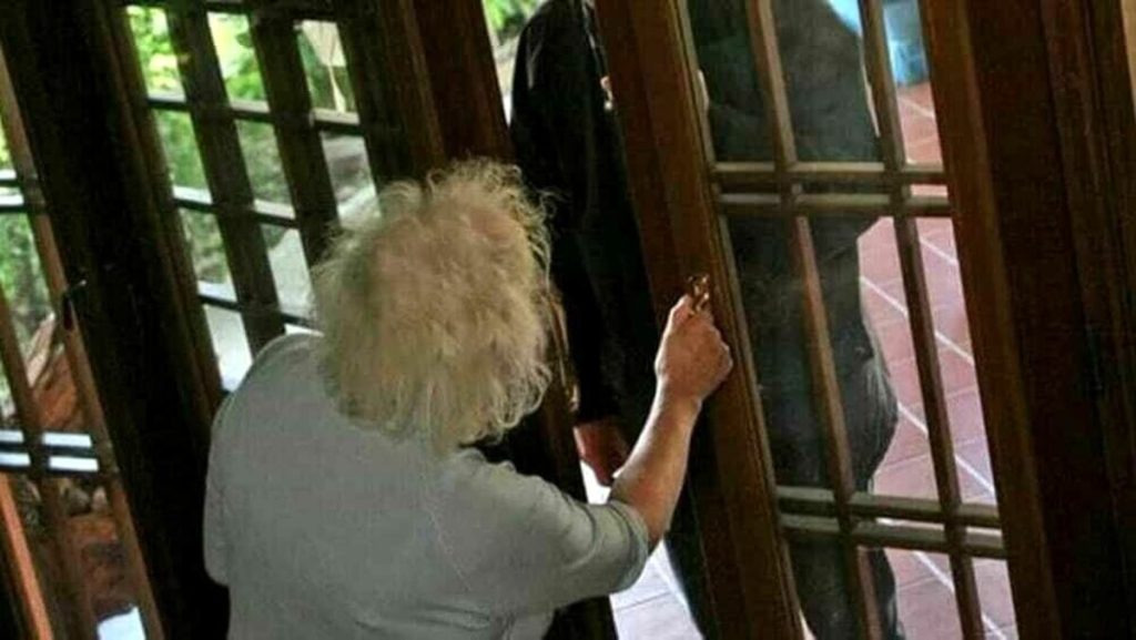 "Sua figlia è in carcere", truffa anziana e scappa con i gioielli di famiglia