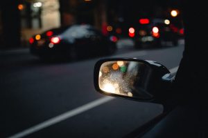 Tenta la truffa dello specchio e poi picchia gli agenti