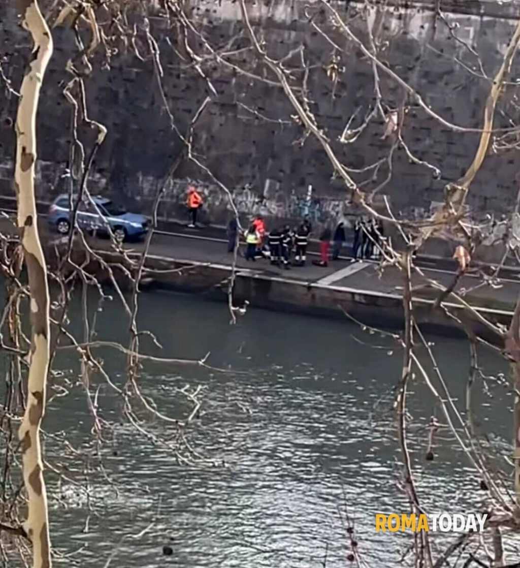 Uomo cade nel Tevere: recuperato dai soccorritori
