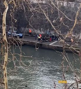 Uomo cade nel Tevere: recuperato dai soccorritori