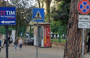 Prete trovato morto a Roma in una cabina per le fototessere