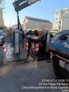 Sostituito il cassonetto rotto: l'intervento di Ama dopo la segnalazione della lettrice di Romatoday