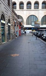 Termini: litiga in strada con un altro uomo e colpisce un vigile