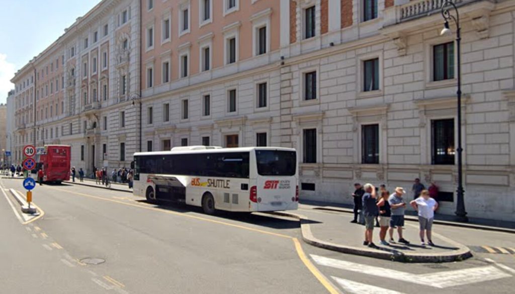 La tecnica della vernice verde per rubare i trolley dei turisti a Termini
