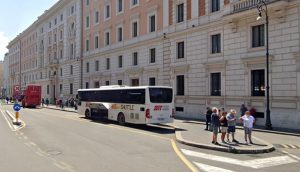 La tecnica della vernice verde per rubare i trolley dei turisti a Termini