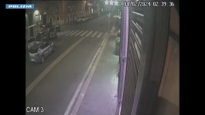 VIDEO | Sorpreso a rubare in un'auto viene inseguito e bloccato dalla polizia