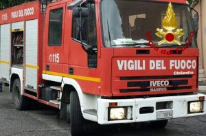Incendio al Laurentino, dopo lo sgombero del quinto ponte bruciati mobili e rifiuti