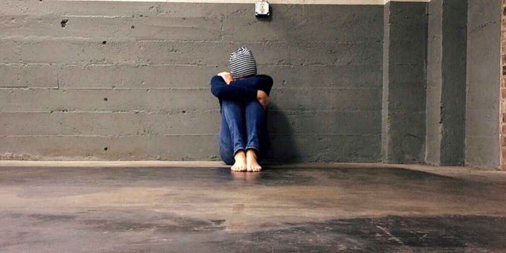 Influencer perseguitata da un trapper: l'incontro sui social, la relazione a distanza e le violenze