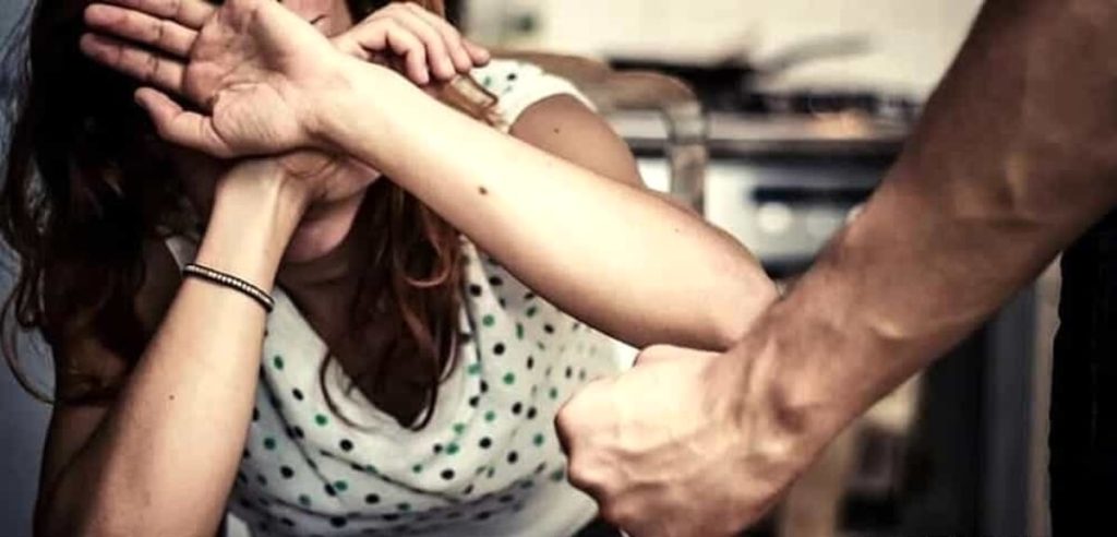 Minacciata di morte dal marito ubriaco scappa in strada in lacrime