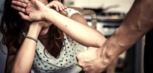 Minacciata di morte dal marito ubriaco scappa in strada in lacrime