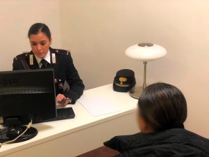 Presa e pugni per un anno, spezza il silenzio e denuncia il compagno