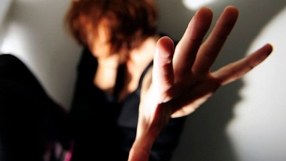 Aggredisce la compagna e la spinge dalle scale