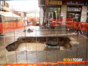 Ancora una voragine in via Dulceri, strada chiusa. Lostia: "Interverrà la protezione civile"