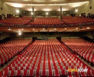 Topo in platea al Sistina durante lo spettacolo di Salemme. Il teatro: "Il centro di Roma è invaso"