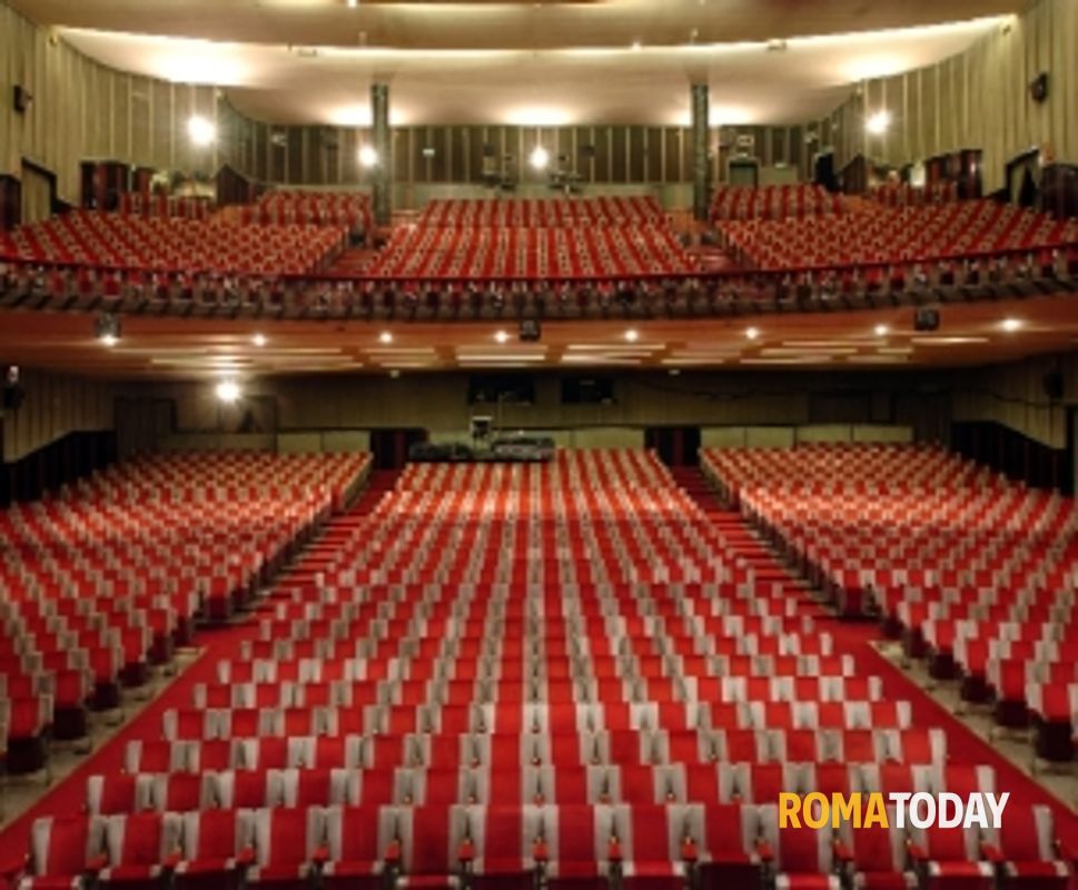 Topo in platea al Sistina durante lo spettacolo di Salemme. Il teatro: "Il centro di Roma è invaso"