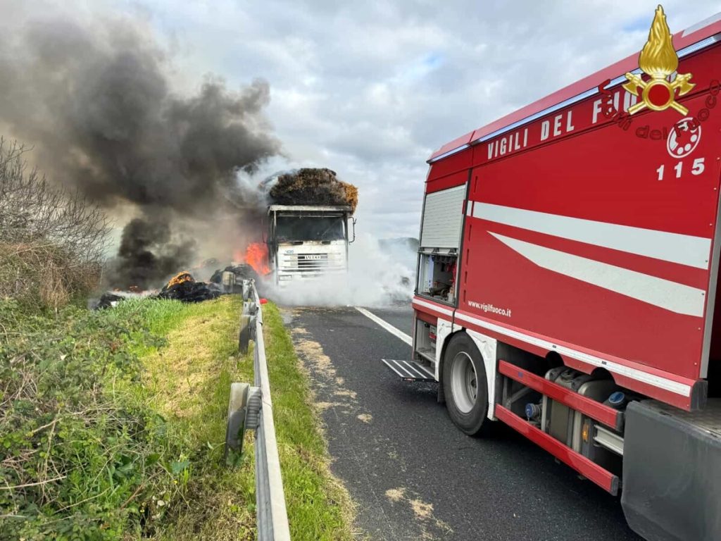 Incendio sull'A12, camion in fiamme: autostrada chiusa