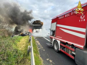 Incendio sull'A12, camion in fiamme: autostrada chiusa