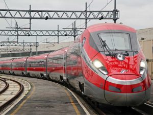 Treni, la linea Roma Bari tagliata a metà da una frana. Disagi per un mese