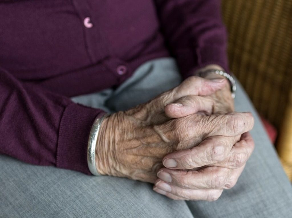 Raggira 90enne invalida, si presenta come futuro marito e va in banca per svuotarle il conto