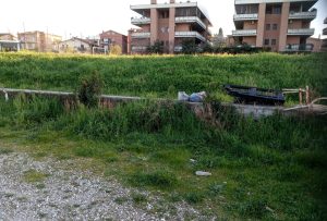 Parcheggi usati per il sesso a pagamento e discariche abusive