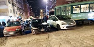 L'auto parcheggiata a centro strada che ha bloccato per un'ora i tram (e un intero quartiere)