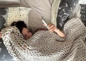 Cos'è il "Bed Rotting". Rischi e benefici del passare intere giornate nel letto