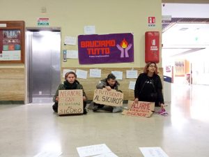 Blitz transfemminista alla Sapienza: "Bruciamo tutto" blocca le lezioni e suona l'allarme antincendio