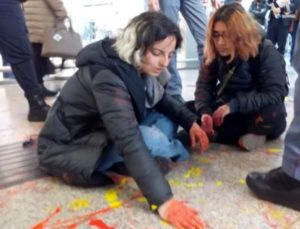 Blitz femminista a Termini: attiviste azionano allarmi e imbrattano stazione con la vernice