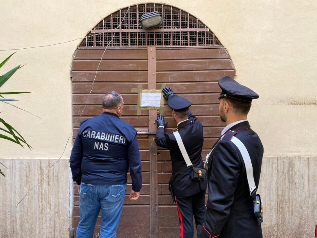 Mercato Esquilino: carne e frutta conservate in pessimo stato in due cantine usate come deposito
