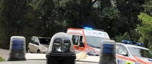 Bande si affrontano a colpi di vanghe e mazze: un uomo viene investito durante la rissa. 4 feriti