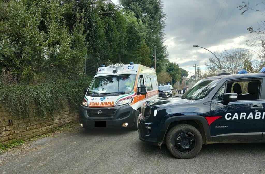 Incidente sul lavoro, gli sfugge la motosega e si ferisce al volto: giardiniere finisce in ospedale