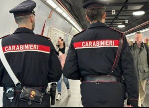 Scavalca i tornelli della metro, poi sputa e si scaglia contro l'addetto alla vigilanza