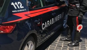 Minaccia con un coltello la cassiera di un supermercato per farsi consegnare l'incasso