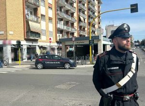 Bronx Pigneto: pretende da bere gratis, cliente del bar lo allontana e scoppia la lite