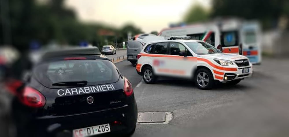 Minivan invade la corsia opposta e si scontra contro tre auto: morta una donna, 4 i feriti