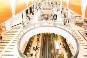 Accoltellato con un cacciavite al centro commerciale Roma Est